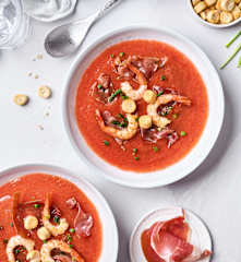 Sopa fría de tomate, gambas y jamón