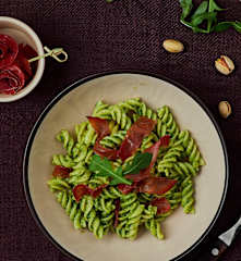 Fusilli con pesto di rucola e bresaola