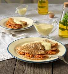 Dinkel-Palatschinken mit Linsenfülle und Hollandaise