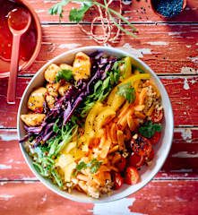 Regenbogen-Bowl mit Sweet-Chili-Hähnchen