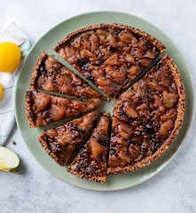 Tarta de avena y compota de frutas