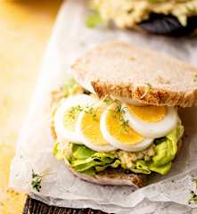 Sándwich de huevo y paté de alcachofa