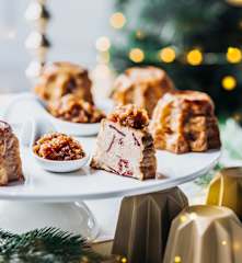 Cannelés au magret de canard fumé et confit d'oignons