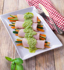 Involtini di tacchino con verdure e salsa al sedano