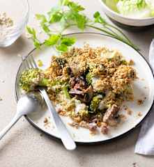 Gratinado de brócoli, champiñón y jamón con crumble de frutos secos