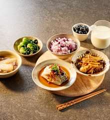晚餐（紫薯饭、豆豉蒸鲈鱼、豆腐皮蘑菇烧冬笋、清蒸菜心和竹荪干贝鸭血汤）