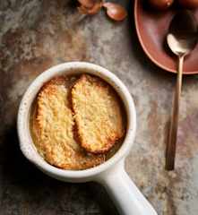 Sopa de cebolla en cocción lenta