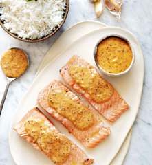 Salmón con arroz y salsa de mostaza