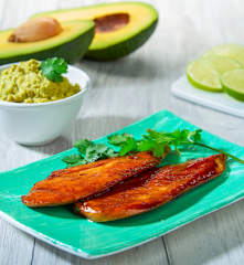 Pollo marinato servito con guacamole al lime