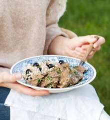 Gulasz wołowy z grzybami i rozmarynowym pęczakiem