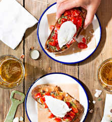 Tostas con tomates cherry, burrata y pesto de tallos de zanahoria