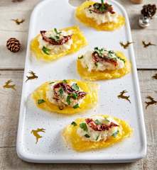 Sfoglie di mais con quenelle di baccalà e acciughe