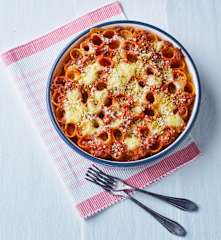 Paccheri con ragù di salsiccia e frutta secca