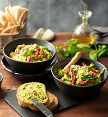 Húmus de pesto com tomate seco