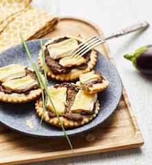 Tartetelette fine au caviar d'aubergine et camembert