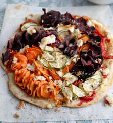 Tarta flambeada con espirales de verduras