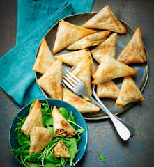 Samoussas au bœuf et coriandre, épices et raisins secs