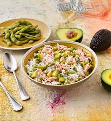 Insalata di riso basmati, salmone e avocado