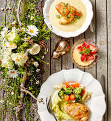 Gemüse-Schaumsüppchen, Maishähnchen mit Kartoffel-Bärlauchstampf und Gemüse und Erdbeer-Minzsalat