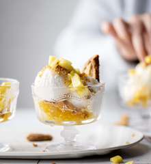 Ijs van Kokos met Ananascoulis en Gemberkoekjes