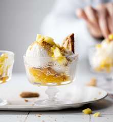 Coupe glacée à la coco, coulis à l'ananas
