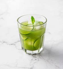 Boisson rafraîchissante concombre, basilic et citron vert