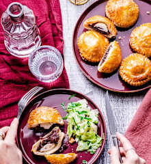Galette individuelle à la confiture d'oignon et magret de canard