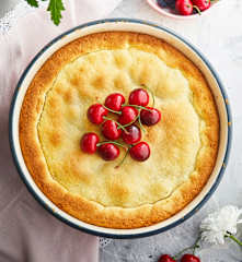 Torta ricotta, ciliegie e mirtilli aromatizzata al bergamotto