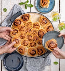 Wytrawne ślimaczki drożdżowe z czerwonym pesto