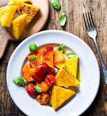 Triangles de polenta à la sauge, patate douce et tomate