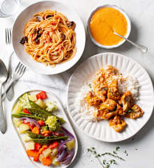 Batch-Cooking: Spaghetti al pomodoro e funghi, contorno di verdure, riso e pollo con salsa ai peperoni