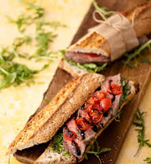 Baguette con ternera y salsa de hierbas