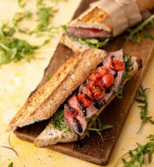 Sandwich au bœuf épicé, sauce aux herbes