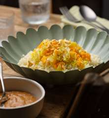 "Arroz" de couve-flor com vegetais e molho de amendoim