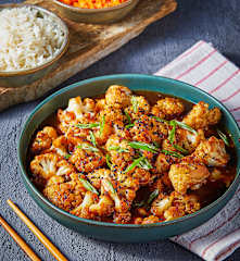 Kembang Kol Kung Pao dengan Salad Wortel dan Wijen