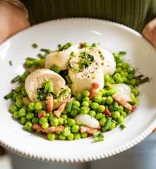 Poulet roulé aux herbes et petits pois aux lardons