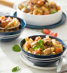 Pasta con tomates cherry, emperador y queso feta