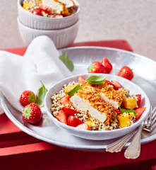 Lauwarmer Quinoa-Erdbeer-Salat mit Hähnchen
