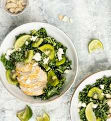 Frango ao vapor com salada de kiwi, feta e couve kale