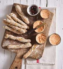 Manteiga de chouriço e palitos de pão com azeitona