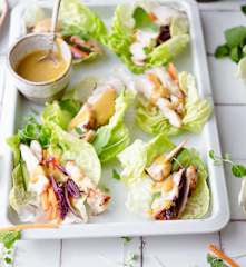 Salat-Wraps mit Hähnchen und Kokos-Currysauce