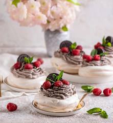 Mini bezy Pavlova z kremem Oreo® i malinami