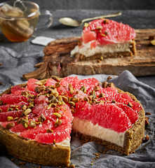 Tarta de pistache con toronja