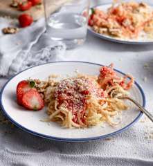 Espaguetis de manzana con aderezo de fresa