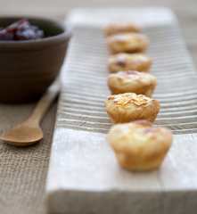 Ταρταλέτες με καραμελωμένα κρεμμύδια και φέτα