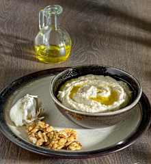 Σκορδαλιά με ψωμί και καρύδια