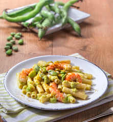 Pasta con fave e mazzancolle al curry