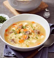 Rindfleisch-Nudelsuppe aus Rinderfond