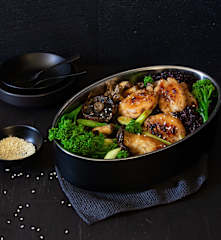 Black rice bowl with chicken and mushroom (gut health)