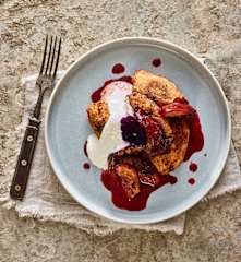 Smažené tvarohové nočky s marinovanými švestkami